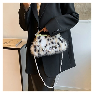 Détail du sac coquillage en fausse fourrure léopard avec bandoulière perles et cadre doré