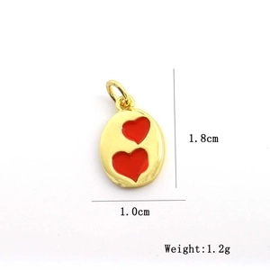 Dettaglio del ciondolo a doppio cuore rosso con altezza di 1,8cm e larghezza di 1,0cm