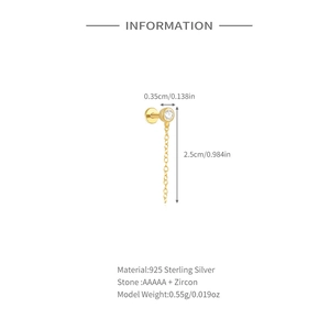 Vue détaillée du piercing en argent S925 doré avec chaîne de 2,5 cm et zircon cubique