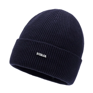 Bonnet en maille bleu marine pour hommes avec design côtelé et logo en métal argenté
