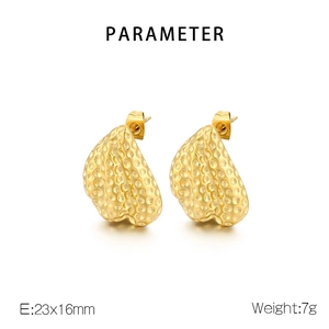 Detail of golden geometric irregular earrings with hammered texture finish, 23x16mm size