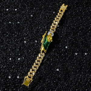 Dettaglio di un braccialetto cubano d'oro hip-hop con ciondolo San Giuda e micro-pavé di diamanti