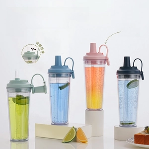 Detail showing four 710ml double-wall straw cups with wide Tritan straws and magnetic handles