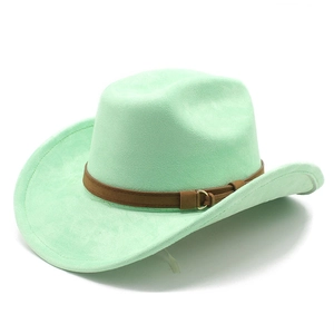 Détail d'un chapeau de cowboy en daim vert menthe avec bande en cuir brun et boucle