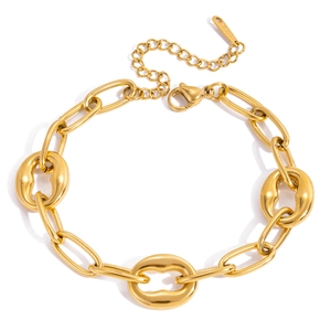 Bracelet à maillons en acier inoxydable plaqué or 18 carats sur un fond blanc propre