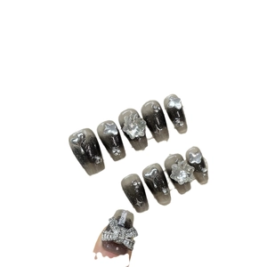 Faux ongles faits main dégradé noir avec bijoux 3D argentés coeur et papillon