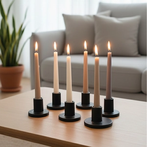 Set di portacandele neri minimalisti con candele colorate per una casa elegante