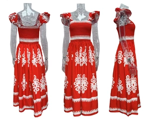 Détails de la robe de plage rouge avec imprimé ethnique et bustier élastique à smocks
