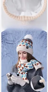 Winter-Set mit Touchscreen-Handschuhen und Detail des dicken Plüsch-Fleecefutters