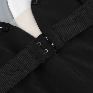 Détail de la sangle noire élastique avec fermeture à crochets en métal à trois rangées