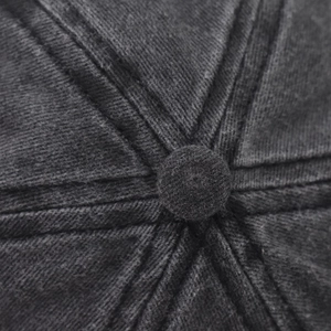 Detailaufnahme der Baseballkappe aus gewaschener Baumwolle mit Nahtdetails am Oberkopf