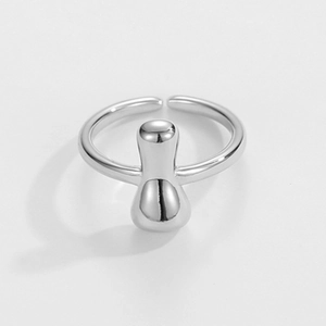 Nahaufnahme silberner verstellbarer Ring mit poliertem Acht-Design und Metallglanz
