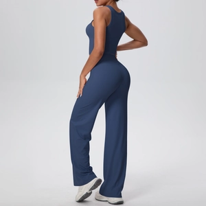 Vista laterale posteriore di un set yoga blu navy con top corto e pantaloni sportivi a gamba larga