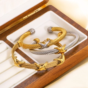 Bracelets rétro en acier inoxydable tressé dorés et argentés dans un écrin à bijoux