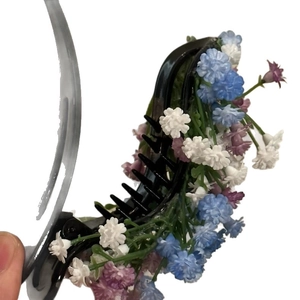 Florale Haarklammer mit blauen und lila Blüten im neuen chinesischen Stil