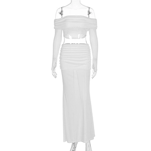 Dettaglio del set bianco a due pezzi arricciato con top corto a maniche lunghe e gonna