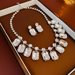 Détails d'un ensemble collier à glands et boucles d'oreilles dans un coffret cadeau luxe