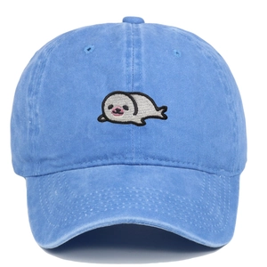 Dettaglio ravvicinato del cappellino blu in cotone con ricamo di foca di qualità
