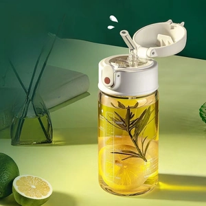 Detail der 350ml Glasflasche mit Messskala und Strohhalm-Deckel mit Zitronenscheiben
