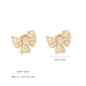 Detail shot of C-shaped bow earrings with dimensions 2cm and weight 7g in stainless steel