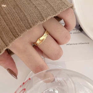 Chic 925 sterling silver ring with irregular gold wave design and liquid metal texture
