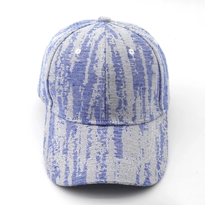 Détail de la texture tissée à rayures verticales bleu et gris sur une casquette de baseball