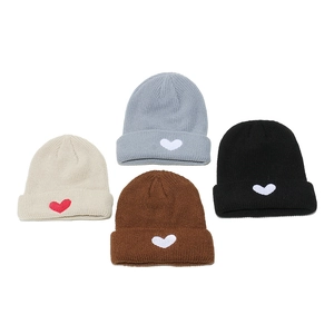 Winter-Strickmützen für Damen und Herren mit Herz-Stickerei in vier verschiedenen Farben