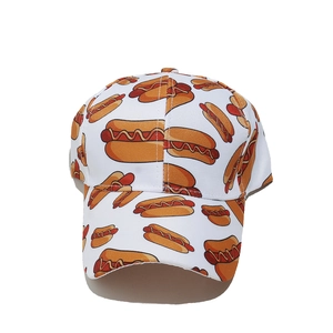 Detailansicht der Baumwoll-Baseballkappe mit kreativem Allover-Hot-Dog- und Senfdruck
