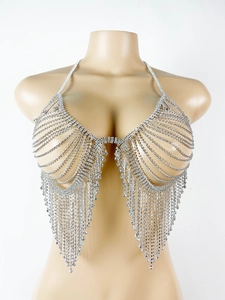 Detail der silbernen Strass-Körperkette mit schimmerndem Fransensaum auf einer Puppe