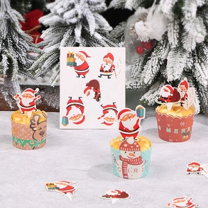Weihnachtliche Muffinförmchen und Topper mit Rentier- und Schneemannmotiven auf Schneehintergrund