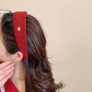 Détail d'un serre-tête large rouge foncé en velours avec emblème doré Korea chic