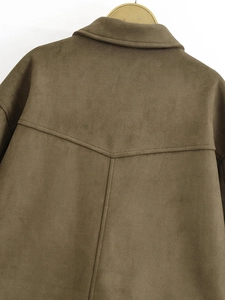 Détail de la couture arrière et du col d'une veste utilitaire en faux daim marron pour femme