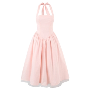 Dettaglio dello scollo all'americana rosa e del design con lacci sull'abito a vita alta