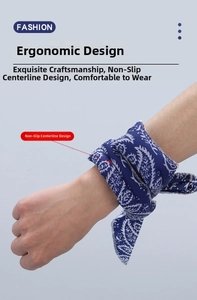 Détail d'un foulard rafraîchissant bandana bleu noué au poignet avec design ergonomique