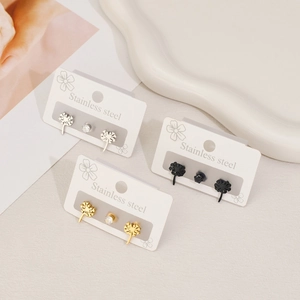 Ensemble de trois boucles d'oreilles en acier inoxydable avec marguerites et zircon