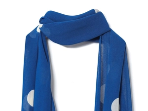 Détail d'une écharpe en mousseline bleue à pois blancs montrant le tissu léger et sa texture