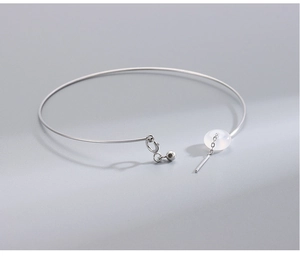 Dettaglio macro del bracciale elastico in argento S925 con perla traslucida e pendente
