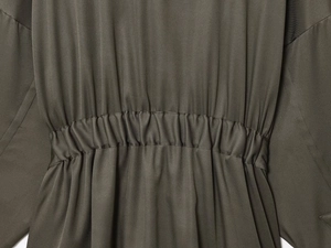 Makrodetail des elastischen Hosenbunds in Dunkelolivgrün mit feiner Twill-Textur