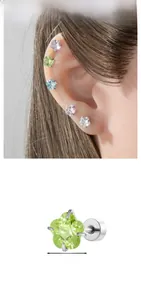 Détail macro de clous d'oreilles étoiles en zircone colorée de 6mm avec support en métal