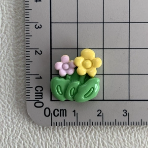 Mesure détaillée des breloques fleurs en résine rose et jaune avec feuilles vertes