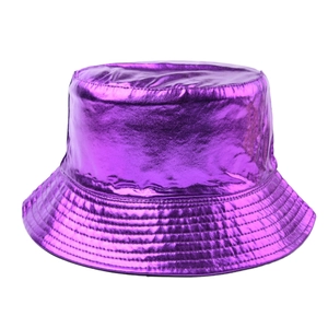 Détail d'un chapeau bob violet métallisé montrant le tissu réfléchissant et les coutures