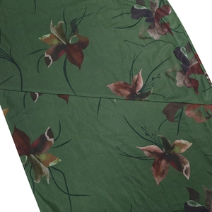 Gros plan détaillé d'un tissu imprimé floral vintage vert foncé avec coutures soignées