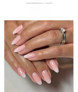 Nahaufnahme der mandelförmigen French Ombre Kunstnägel mit rosa-weißem Farbverlauf