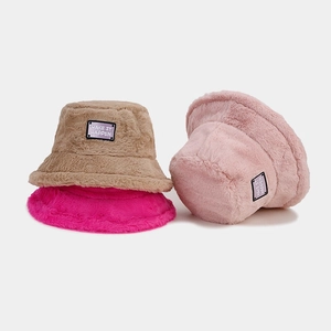 Bobs d'hiver en fausse fourrure de lapin avec écusson en kaki, rose et rouge magenta