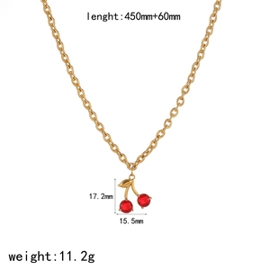 Dettaglio della collana a ciliegia dorata con dimensioni 450mm e ciondolo 17,2mm