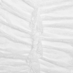 Gros plan détaillé du tissu en dentelle blanche avec texture plissée et bordure à volants