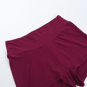 Dettaglio dei pantaloncini sportivi bordeaux a vita alta con cuciture rinforzate