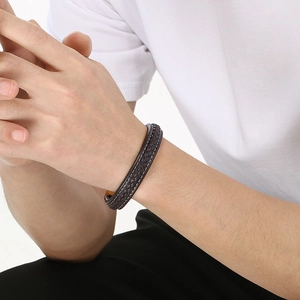 Bracelet pour homme en cuir tressé marron foncé avec fermoir magnétique et couture blanche