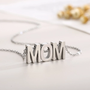 Détail du collier avec pendentif MOM en acier inoxydable poli, cadeau pour la fête des mères