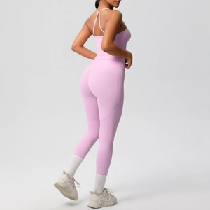 Vue arrière d'un ensemble brassière de sport rose croisée et legging de yoga